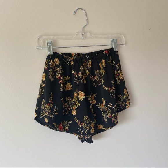 🌼3/$15🌼 Floral Short Shorts - Picture 2 of 4